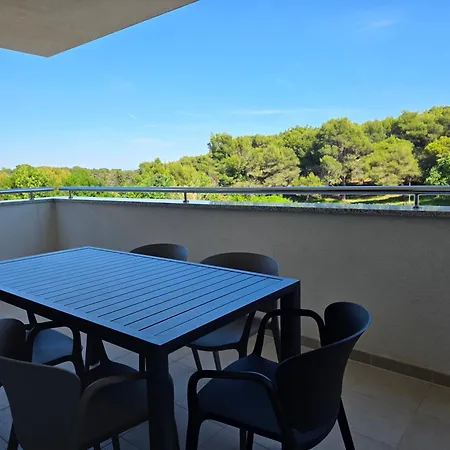 Alena - Prestige And New Near Kamenjak, Two Separate Bedrooms And Private Garage Apartamento
